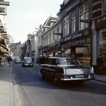 859598 Gezicht in de Lange Jansstraat te Utrecht, voor de verbreding, met op de achtergrond de Janskerk.